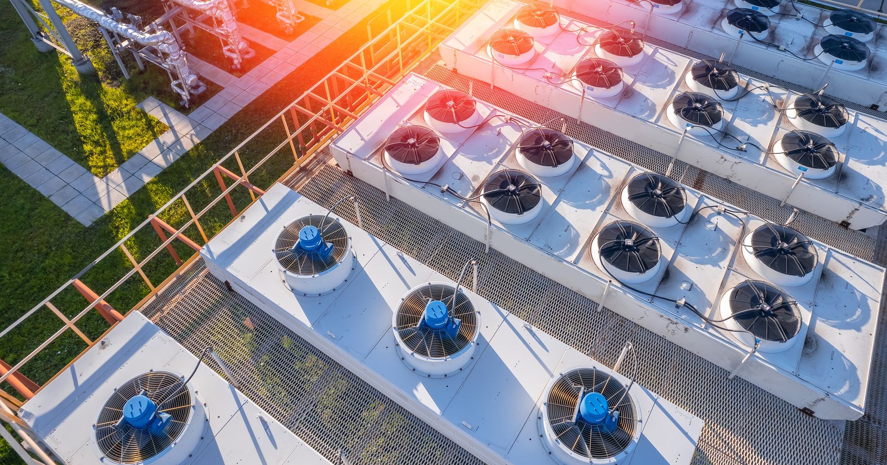 Técnico de BICSA-CA Group realizando mantenimiento de equipos de climatización